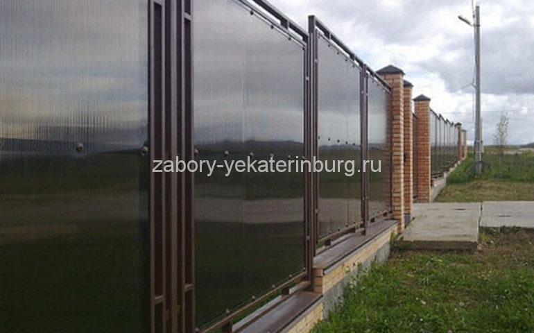 забор из поликарбоната для частных домов